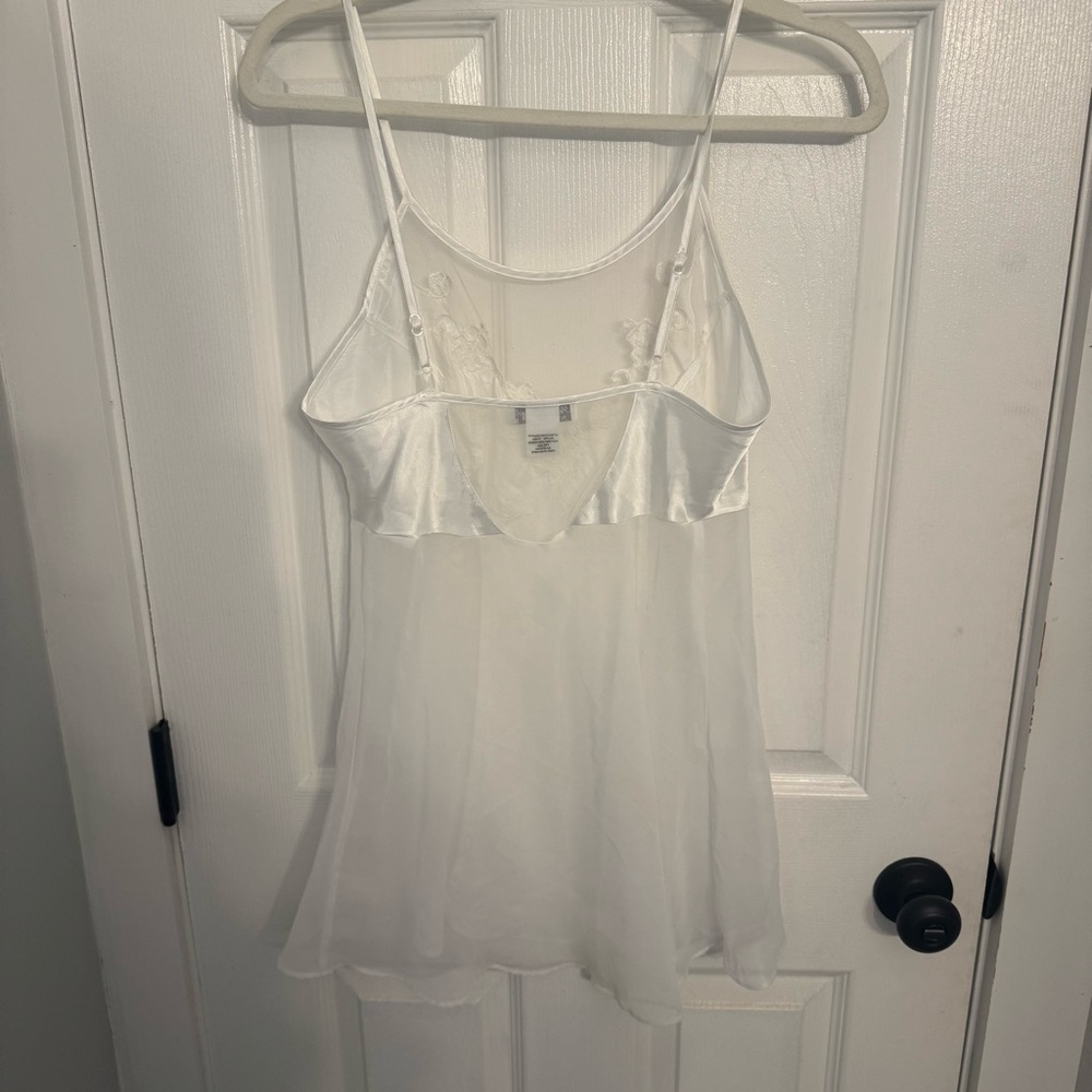 Elegant White Embroidered Women's Top - Picture 3 of 3